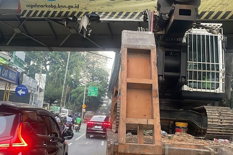Truk Crane Nyangkut di JPO Jalan Kapten Tendean Jaksel, Lalu Lintas Padat