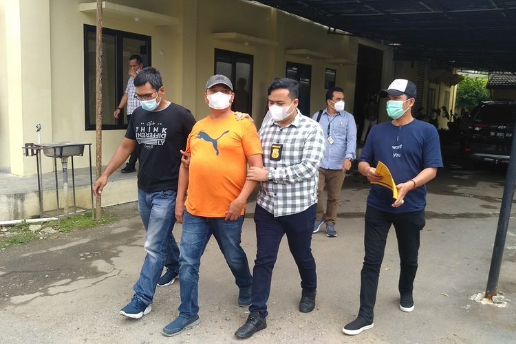 Sejumlah polisi menggelandang IP (53) dari Gedung Subdit Renakta ke Gedung Ditreskrimsus Polda Sumut pada Kamis (20/1/2022) pagi. IP ditangkap pada Rabu malam. Sebelumnya, dalam OTT KPK di Langkat, Bupati Langkat Terbit Rencana Perangin-angin dan 7 orang lainnya ditangkap dan diterbangkan ke Jakarta.