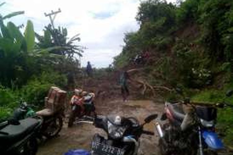 Sebanyak 12 titik longsor di enam desa di Kecamatan Ulumanda, Majene, Sulawesi Barat, memutuskan akses jalan antar desa dan kecamatan.