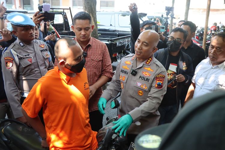 Mustain (27) pembunuh istrinya dihadirkan saat jumpa pers di Mapolresta Pati, Jawa Tengah, Selasa (16/5/2023).