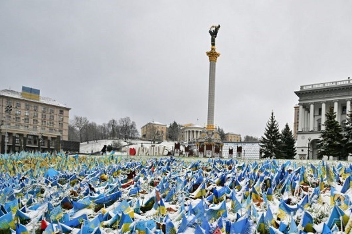 Foto yang diambil pada 17 November 2022 ini menunjukkan bendera Ukraina yang dipasang di Lapangan Kemerdekaan di Kyiv, melambangkan kematian tentara Ukraina dalam konflik, tertutup salju setelah salju pertama turun musim ini, di tengah invasi Rusia ke Ukraina. 