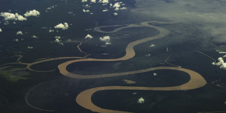 Pemandangan udara Sungai Amazon dekat Manaus, di Amazon Brasil.
