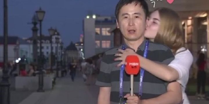 Jeon Gwang Ryeol, jurnalis asal Korea Selatan ketika dicium fans Rusia saat meliput Piala Dunia 28 Juni lalu.