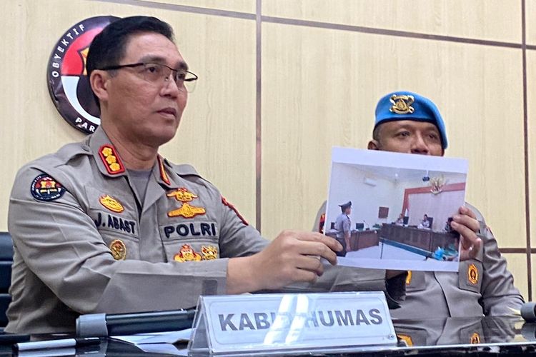 Kabid Humas Polda Jatim, Kombes Pol Jules Abraham Abast saat memaparkan kasus pencabulan dan pemerkosaan yang dilakukan oknum Polisi Pacitan, Kamis (24/4/2025). 