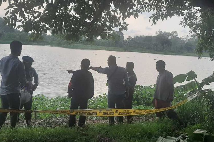 Aparat Kepolisian di Kabupaten Gowa, Sulawesi Selatan tengah menggelar olah tempat kejadian perkara (TKP) pasca tewasnya seorang pelajar SMP yang tenggelam usai perahunya terbalik di Sungai Jeneberang. Jumat, (13/12/20199).