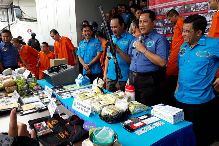 Kepala BNN Komjen Budi Waseso nampak mengangkat air soft gun dalam pengungkapan empat kasus peredaran narkoba. Selasa (10/10/2017)