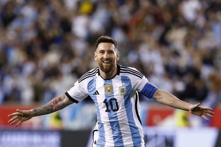 Kapten timnas Argentina, Lionel Messi, merayakan golnya pada laga uji coba FIFA Matchday kontra Jamaika yang berlangsung di Red Bull Arena, New Jersey, Amerika Serikat, Rabu (28/9/2022) pagi WIB.