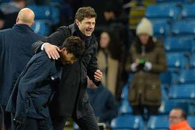 Manajer Tottenham Hotspur, Mauricio Pochettino (kanan), memeluk pemainnya, Son Heung-min, seusai laga Premier League kontra Manchester City di Stadion Etihad, Minggu (14/2/2016).