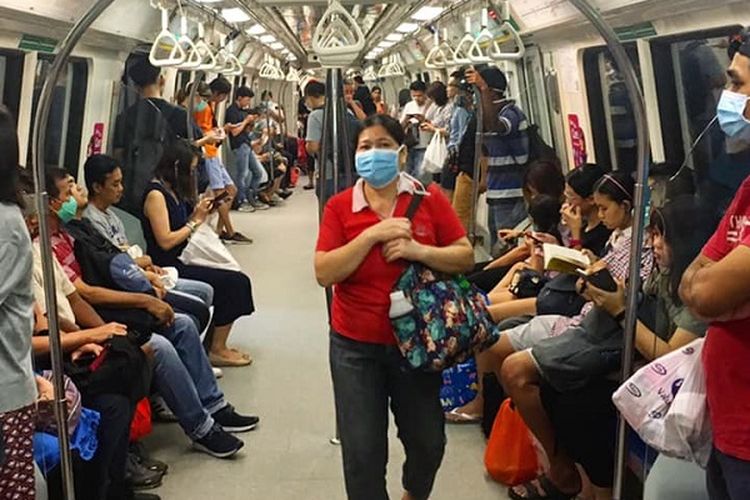 Di tengah wabah virus corona, warga Singapura terlihat memakai masker ketika menggunakan Mass Rapid Transit (MRT) Singapura di kawasan Outram Park, Rabu siang (01/04/2020)