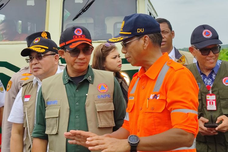 PT Kereta Api Indonesia (KAI) menyampaikan permohonan maaf atas gangguan perjalanan kereta api yang terjadi akibat banjir dari luapan Sungai Tuntang di Grobogan. 
