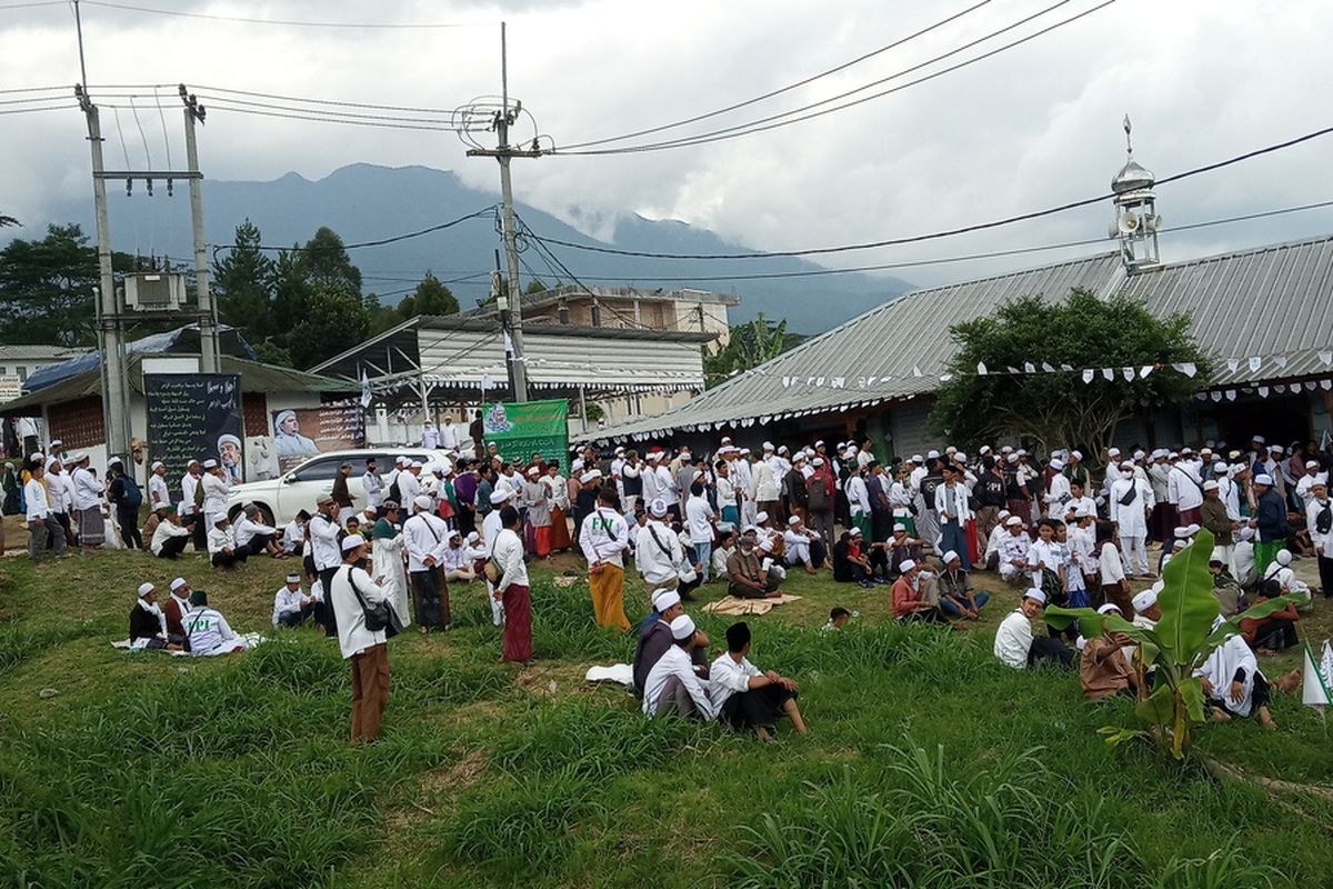 Kawasan Puncak Bogor Jawa Barat dipadati jemaah simpatisan dari Front Pembela Islam (FPI) dalam menyambut kedatangan Rizieq Syihab pada Jumat (13/11/2020).