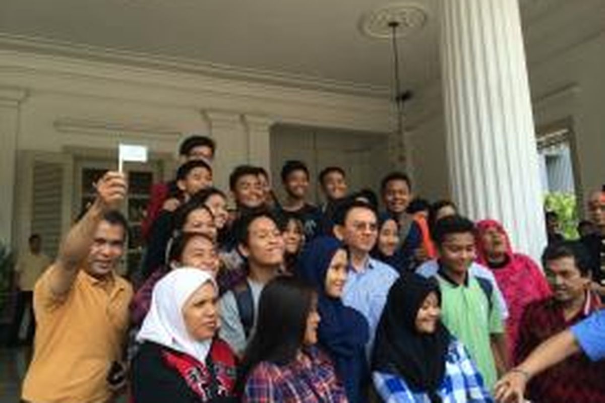 Para siswa berfoto bersama Gubernur DKI Basuki Tjahaja Purnama dalam pembukaan wisata Balai Kota, Sabtu (12/9/2015).