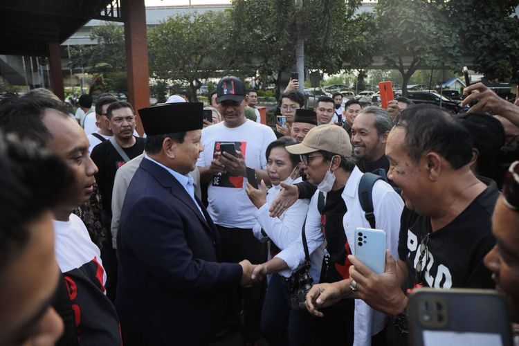 Menteri Pertahanan Prabowo Subianto kembali berkunjung di Kota Solo, Jawa Tengah (Jateng), pada Jumat (23/6/2023), disambut relawan di Bandara Adi Sumarmo.