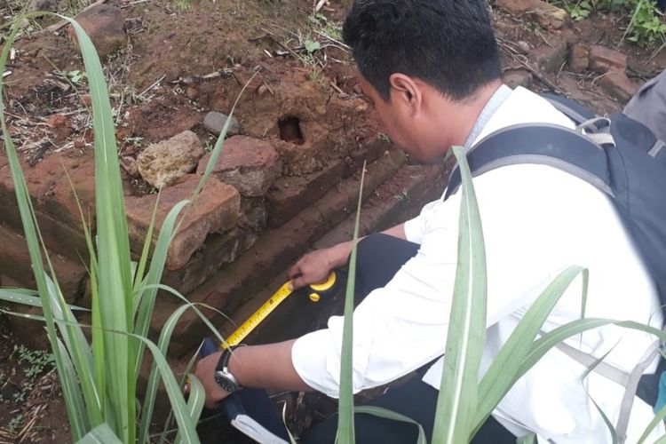 Arkeolog Balai Pelestarian Cagar Budaya (BPCB) Jawa Timur, Wicaksono Dwi Nugroho, saat melakukan observasi awal di lokasi penemuan bata kuno di sebuah lahan tebu di Dusun Krembang, Desa Rejoagung, Kecamatan Ngoro, Kabupaten Jombang, Jawa Timur, Senin (16/12/2019).