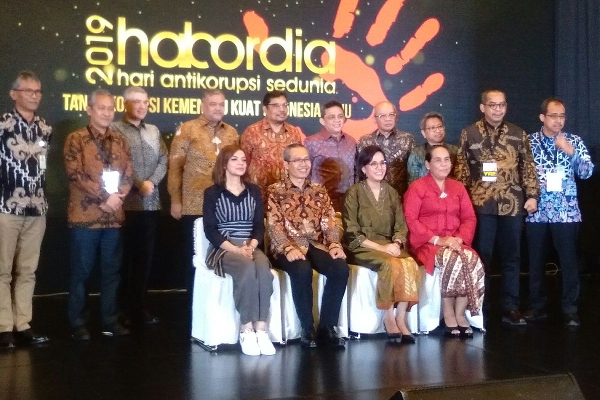 Menteri Keuangan Sri Mulyani Indrawati berfoto bersama dengan jajaran penjabat Kementerian Keuangan dan Najwa Shihab dalam rangka Hari Anti Korupsi, di Jakarta, Selasa (3/12/2019).