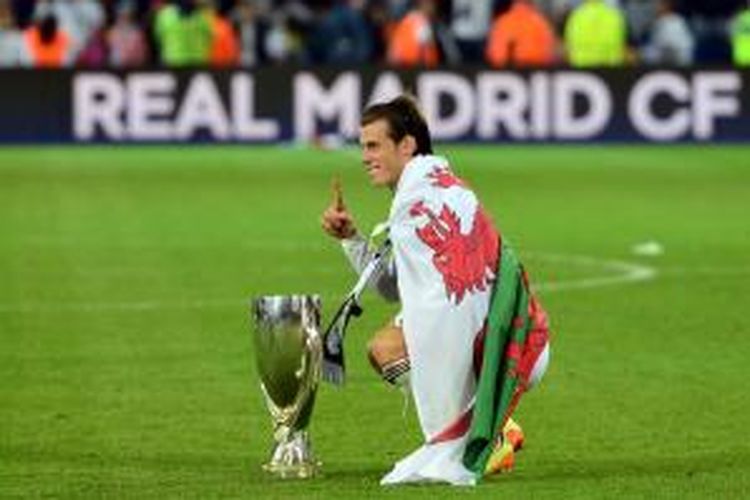 Gelandang Real Madrid, Gareth Bale, saat berpose bersama trofi Piala Super Eropa setelah mengalahkan Sevilla di Stadion Cardiff City, Selasa (12/8/2014). 