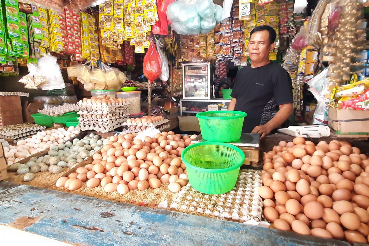 Pedagang di Pasar Klender SS, Jakarta Timur Rabu (24/8/2022). Harga telur ayam naik jelang Ramadhan.