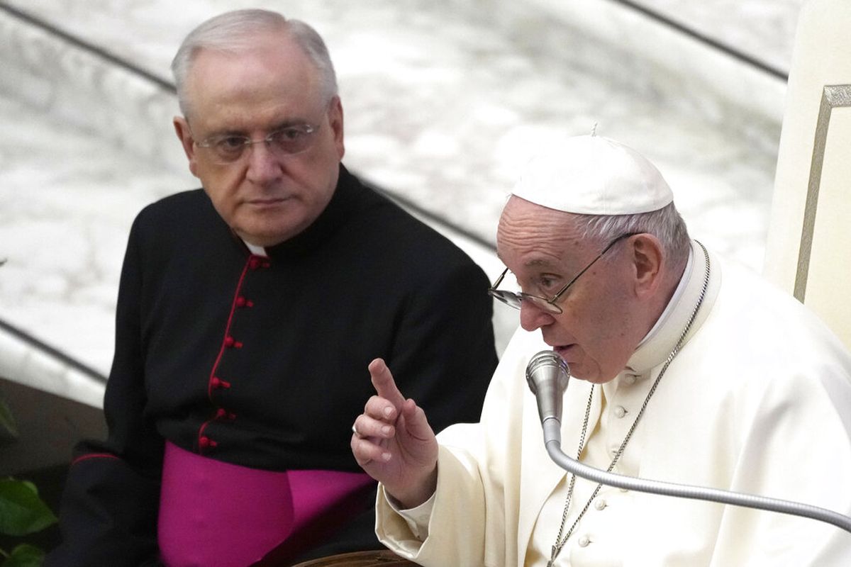 Paus Fransiskus, diapit kiri, oleh Monsignor Leonardo Sapienza, menyampaikan pidatonya saat audiensi dengan peserta seminar tentang penyesalan di Aula Paulus VI, di Vatikan, Jumat, 25 Maret 2022. 