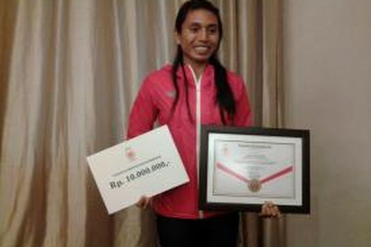 Atlet lompat jauh Indonesia, Maria Natalia Londa, usai menerima piagam penghargaan di Wisma Atlet Century, Jakarta, Kamis (6/11/2014).