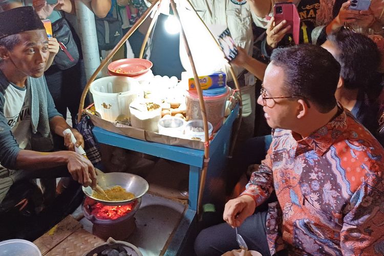 Anies Baswedan saat membeli kerak telor di Pekan Raya Jakarta, Kemayoran, Jakarta Pusat, Jumat (21/6/2024).