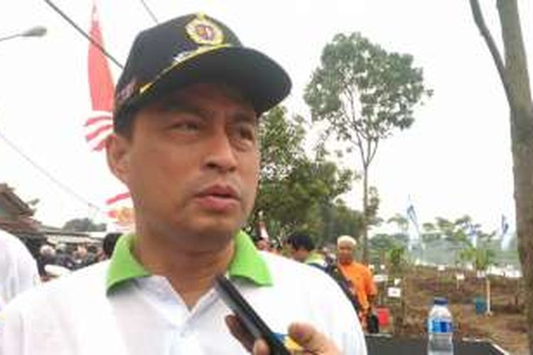 Kepala BBWS Citarum Yudha Mediawan saat kegiatan penanaman pohon di daerah aliran Sungai Citarum, Kamis (27/10/2016).