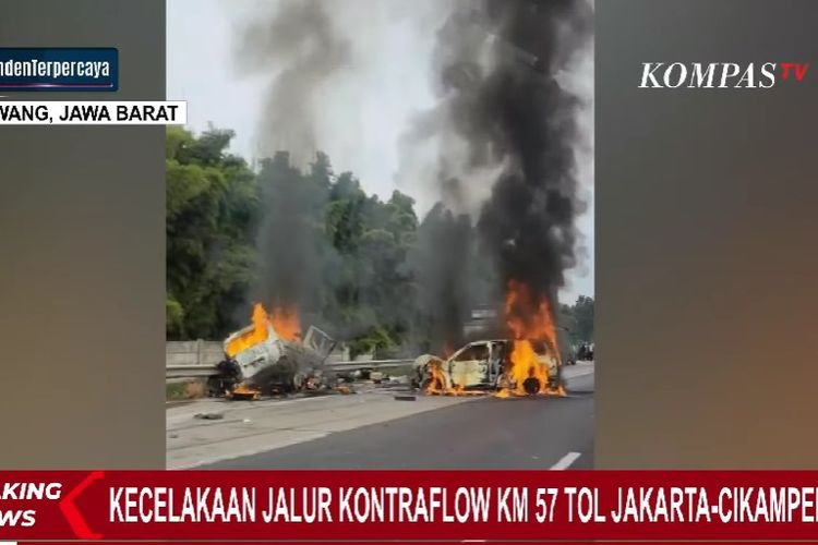 Sejumlah mobil terlibat kecelakaan di KM 58 Tol Jakarta-Cikampek, Karawang, Jawa Barat, Senin (8/4/2024).