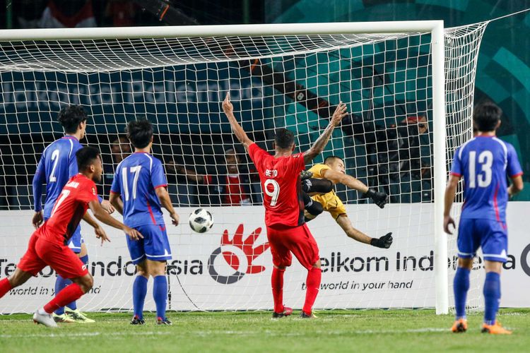 Pesepak bola Indonesia Stefano Lilipaly (tidak terlihat) mencetak gol pada pertandingan Grup A Asian Games ke-18 di Stadion Patriot, Bekasi Minggu (12/8/2018). Timnas Indonesia menang dengan skor 4-0.