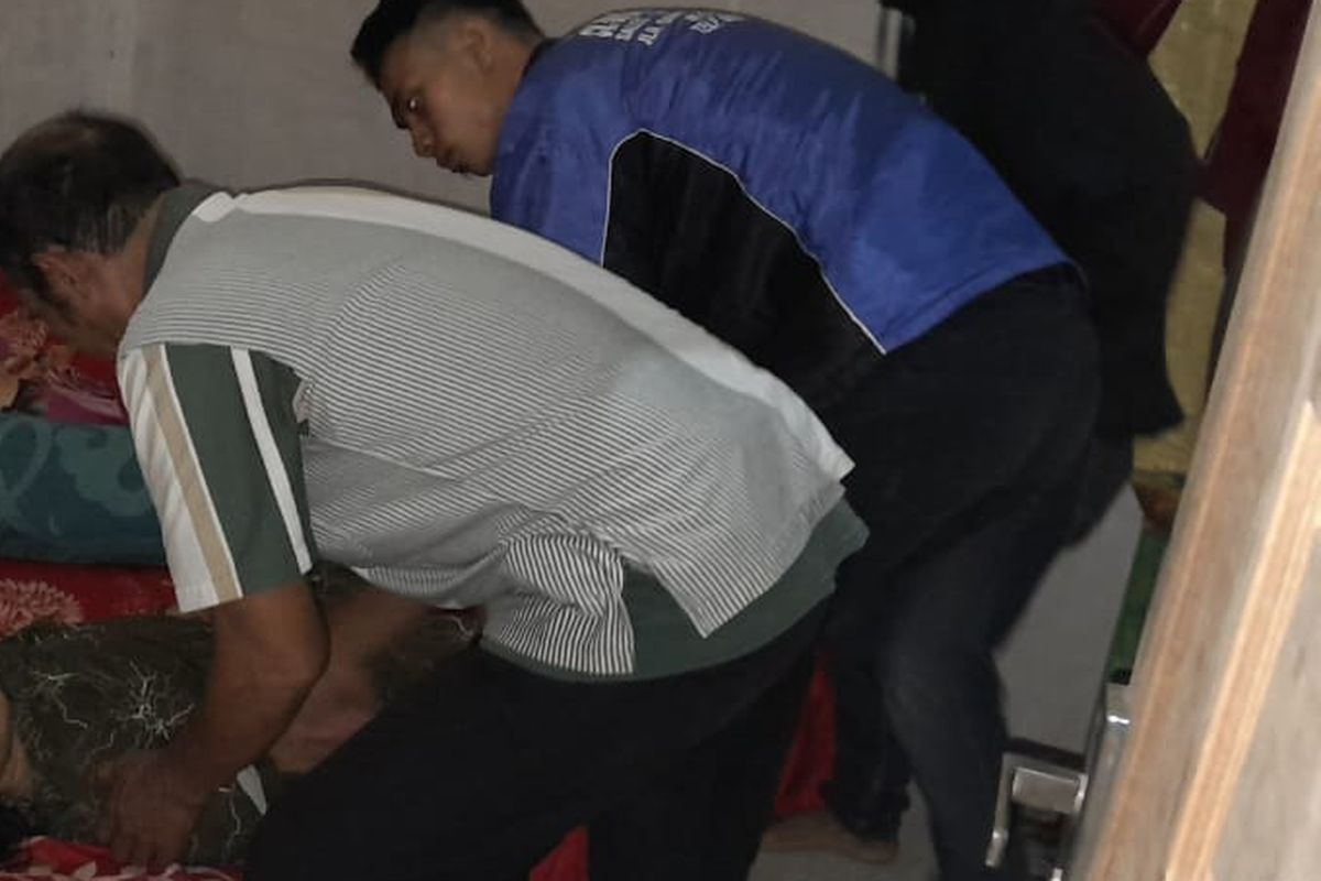Polisi saat mengevakuasi jasad wanita yang dibunuh suaminya  di Sergai, Minggu (14/1/2023)     