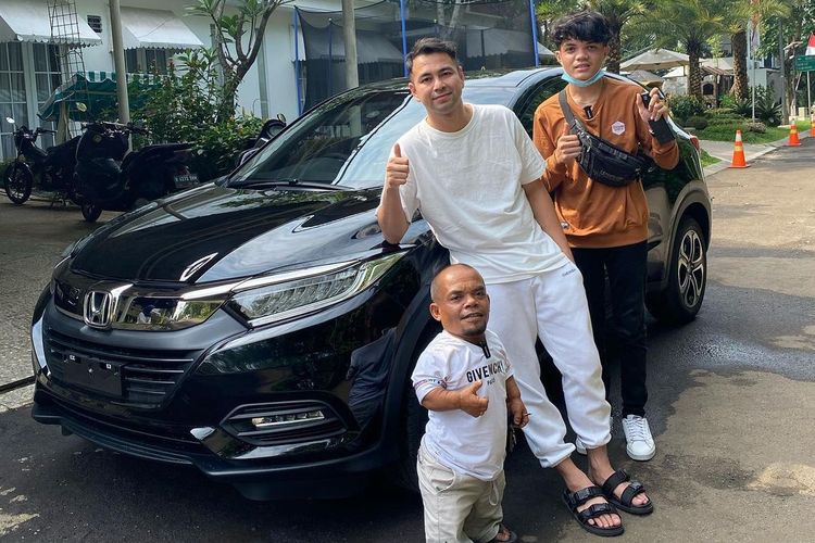 Raffi Ahmad membelikan sebuah mobil Honda CRV kepada Ucok Baba.