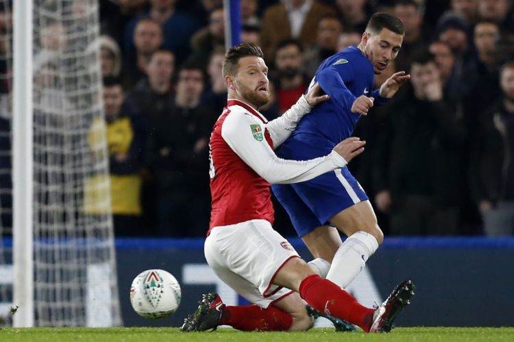 Playmaker Chelsea, Eden Hazard (kanan), dibayangi bek Arsenal Shkodran Mustafi dalam partai Piala Liga Inggris di Stamford Bridge, London, Rabu (10/1/2018). 