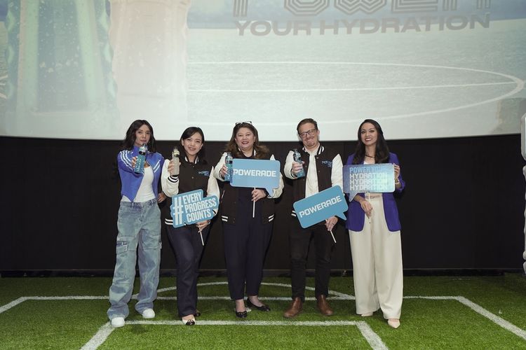 Eva Lusiana, President Director Coca-Cola Indonesia (tengah); Chintamy Ruliana Dewi, Brand Representative Powerade, Coca-Cola Indonesia (kedua dari kiri); Fanny Ghassani (paling kiri); dan dr.  Diana Felicia Suganda (paling kanan) dalam acara peluncuran Powerade bertajuk Power Your Hydration di FX Sudirman, Jakarta Pusat pada Selasa (19/05)