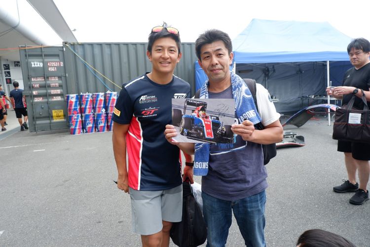 Rio Haryanto saat melayani permintaan foto dari fan di Jepang usai seri ketiga Blancpain GT World Challenge Asia 2019 di Sirkuit Suzuka, Jepang, Minggu (23/6/2019).