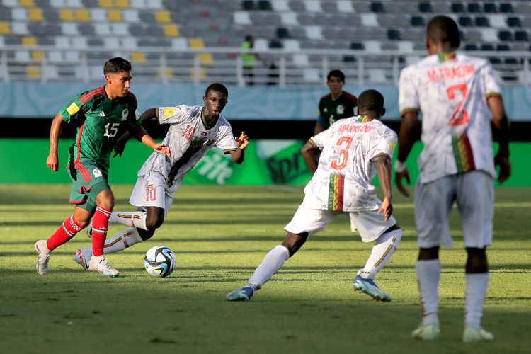 Pemain Timnas Mali Ange Martial Tia menage pemain Meksiko Luiz Ortiz saat babak 16 besar Piala Dunia U17 2023 yang berakhir dengan skor 5-0 di Stadion Gelora Bung Tomo Surabaya, Jawa Timur, Selasa (21/11/2023) sore.