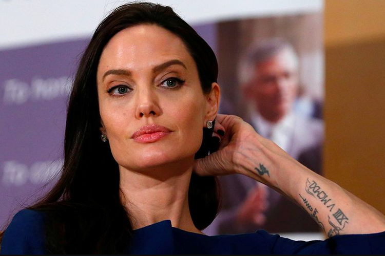 Makna tato di jari tengah Angelina Jolie