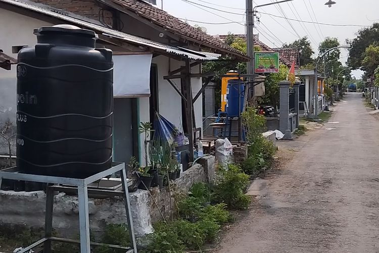 Lingkungan RT 5 RW 2 di Kelurahan Tempurejo, Kecamatan Pesantren, Kota Kediri, Jawa, Timur, terpasang tandon-tandon air karena sumur yang tercemar.