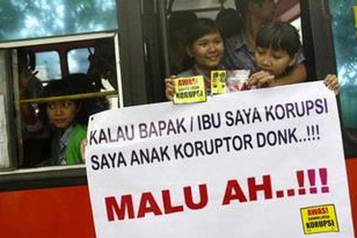 Pelajar yang tergabung dalam Gerakan Pelajar (SMA, SMK, dan MA) DKI Jakarta menggelar aksi simpatik antikorupsi di depan Kantor Komisi Pemberantasan Korupsi (KPK), Jumat (20/6/2008). 