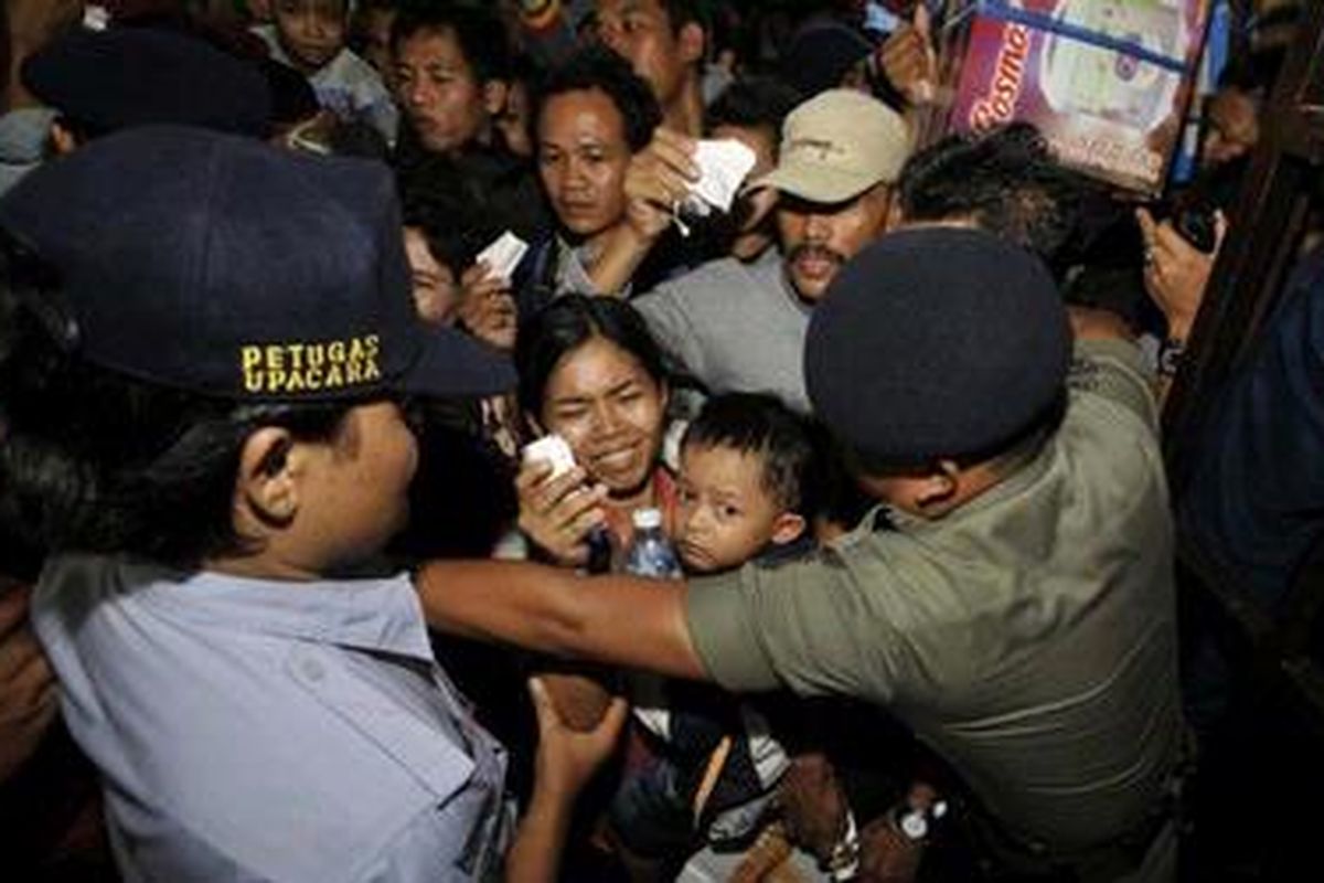 Pemudik berdesakan saat berebut masuk peron Stasiun Pasar Senen, Jakarta, Rabu (24/8/2011).  
