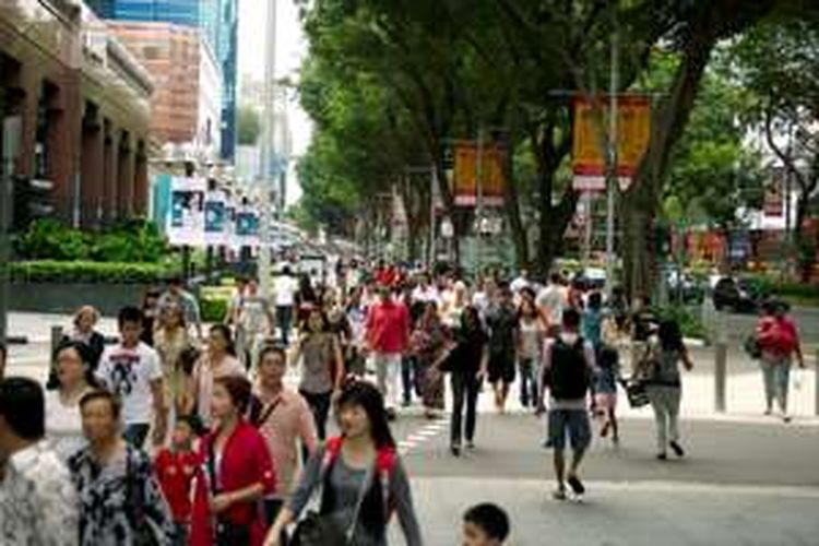 Warga dan wisatawan melintas di Orchard Road, Singapura.