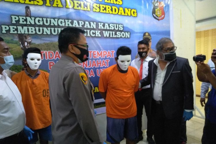 Tersangka M (25), pembunuh pelajar SMP 2 Galang, NW (13), dihadirkan dalam konferensi pers di Mapolresta Deli Serdang pada Rabu (2/9/2020) siang. Di sebelahnya, Ketua Komnas Perlindungan Anak Indonesia, Aris Merdeka Sirait. 