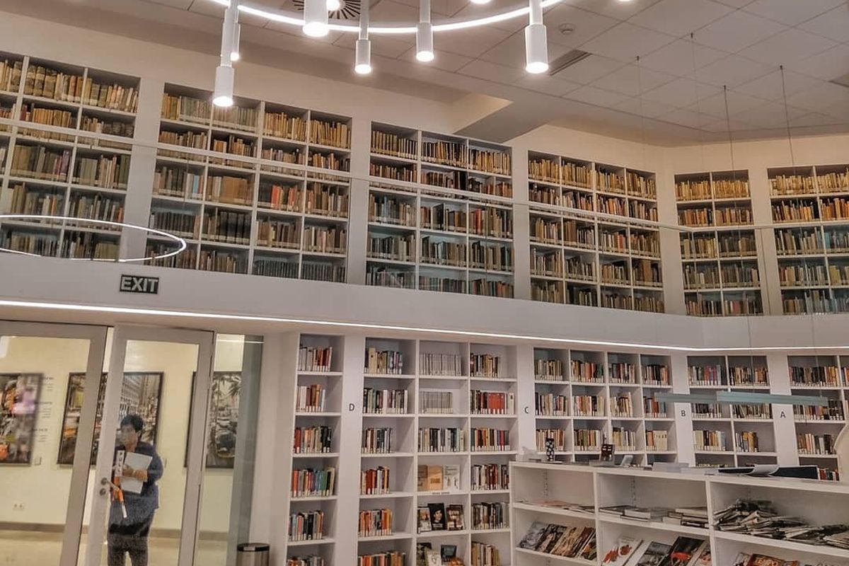 Koleksi dan interior Perpustakaan Erasmus Huis, Jakarta