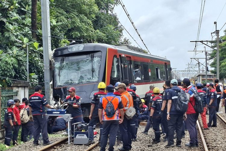 Penampakan KA Bandara Tabrak Kontainer di Poris, Gerbong Masinis Ringsek dan Keluar Jalur