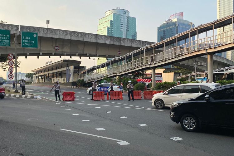 Jalan Gatot Subroto ditutup pada Kamis (22/8/2024) pukul 17.09 WIB. Arus lalu lintas dialihkan ke Jalan Jenderal Sudirman arah Senayan.