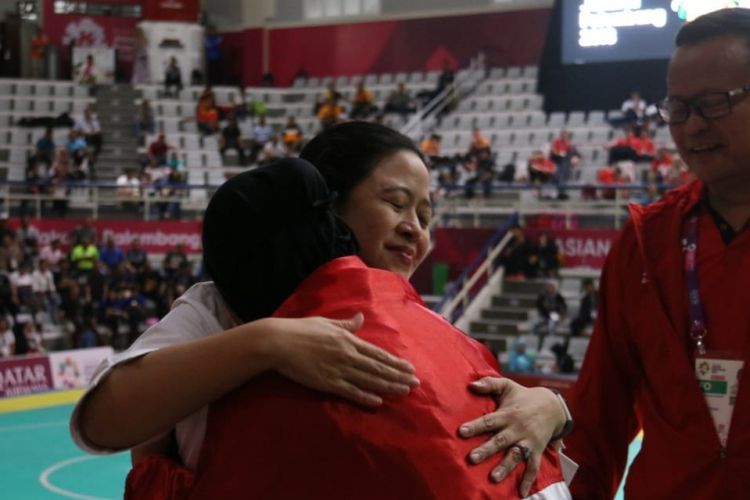Menko PMK Puan Maharani memeluk pesilat putri Indonesia karena berhasil rebut medali emas Asian Games 2018, di Padepokan Pencak Silat Taman Mini Indonesia Indah (TMII), Jakarta Timur, Senin (27/8/2018).
