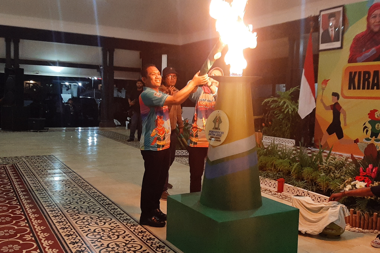 Bupati Lumajang Thoriqul Haq dan Wakil Bupati Lumajang Indah Amperawati menerima api obor Porprov Jatim VII di Pendopo Arya Wiraraja Lumajang, Rabu (22/6/2022)