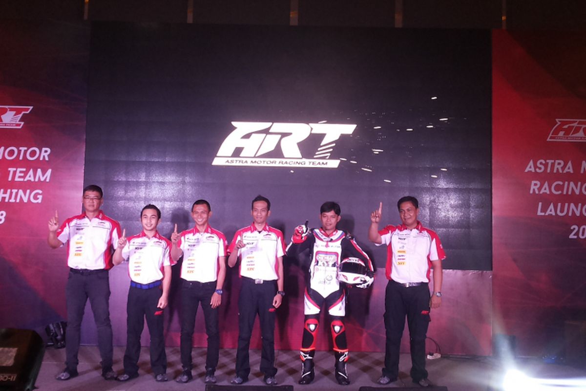 Para pebalap Astra Motor Racing Team (ART) Jakarta untuk formasi 2018 saat acara perkenalan di Jakarta, Selasa (13/3/2018).