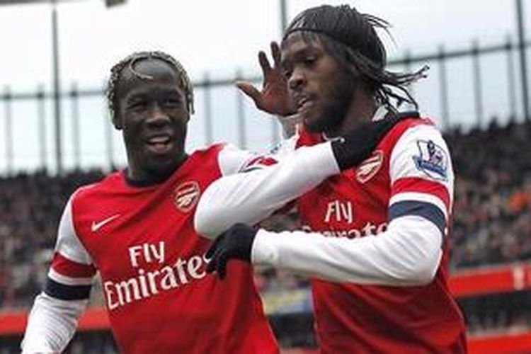 Striker Arsenal dari Pantai Gading, Gervinho (kanan), merayakan golnya bersama bek asal Perancis, Bacary Sagna, dalam laga Premier League melawan Reading di Stadion Emirates, London utara, Sabtu (30/3/2013). 