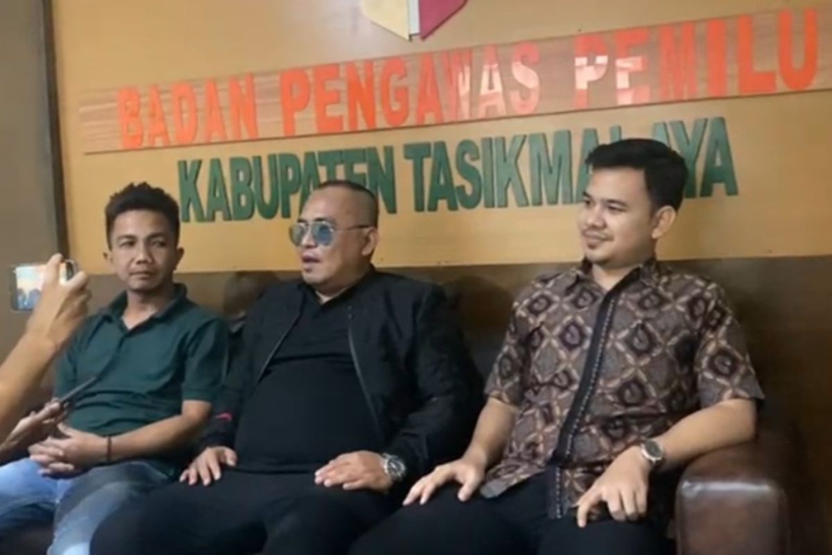 Ketua Tim Hukum Paslon nomor urut 3 Pilkada Tasikmalaya, Jawa Barat, Ade Sugianto-Iip Miftahul Paoz saat memberikan pernyataan usai melaporkan Pjs Bupati Tasikmalaya, Yedi Rahmat, di Bawaslu Kabupaten Tasikmalaya, Selasa (22/10/2024).