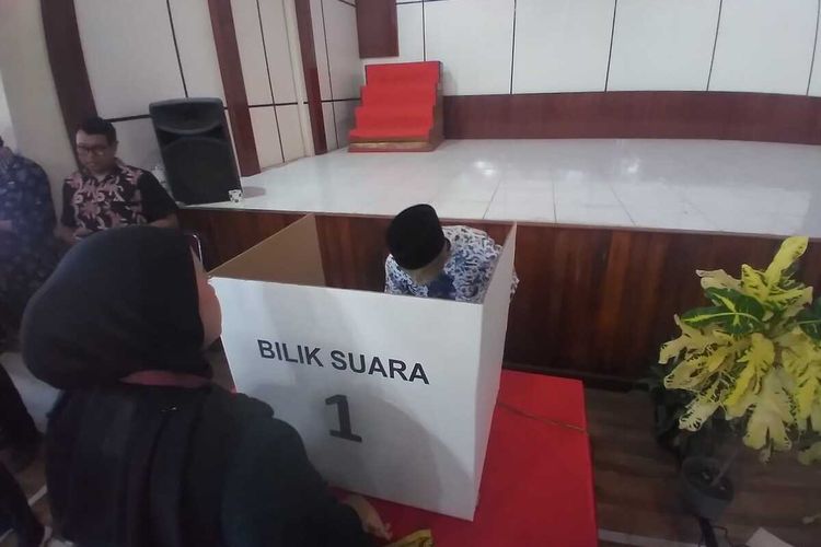 3 Pasangan Suami Istri Berebut Kursi Pilkades Digital di Sumedang, Ada yang Menang Telak