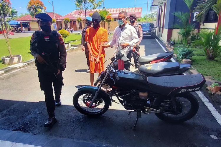 Pencuri motor ini sehari-hari bekerja sebagai cleaning servis sebuah kampus negeri di Kabupaten Kulon Progo, Daerah Istimewa Yogyakarta.