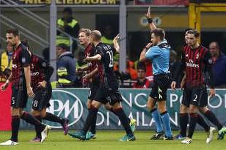 Wasit Nicola Rizzoli (biru) menganulir gol Juventus setelah menuai protes dari para pemain AC Milan dalam duel kedua tim pada lanjutan Serie A di San Siro, Sabtu (22/10/2016).